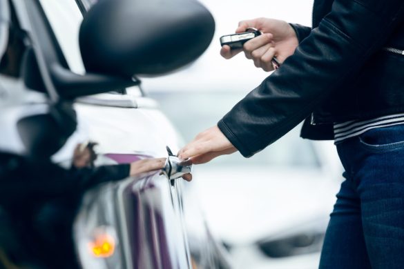 Gros plan sur une personne en veste de cuir ouvrant la portière d'une voiture tout en tenant des clés, parfaite pour une Assurance Temporaire 30 Jours rapide et facile.